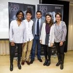 Los jovenes emprendedores posan junto a Ramiro Diaz en el evento